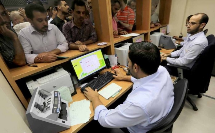موظفون في غزة يتلقون رواتبهم عبر البريد